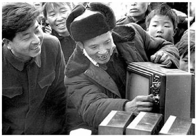 ▲先富起来的农民买回价值520元的12英寸黑白电视机,引来邻居们的羡慕 ▲先富起来的农民买回价值520元的12英寸黑白电视机,引来邻居们的羡慕