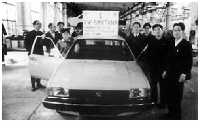 ▲4月1日，第一辆上海桑塔纳轿车组装成功