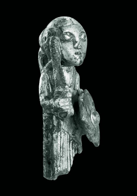 手持宝剑和盾牌的女子，可能是一名女武神，见于 800 年