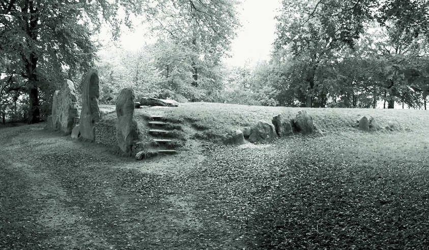 被称为“维兰德的铁匠作坊”的新石器时代长坟古墓，位于牛津郡的山脊路附近