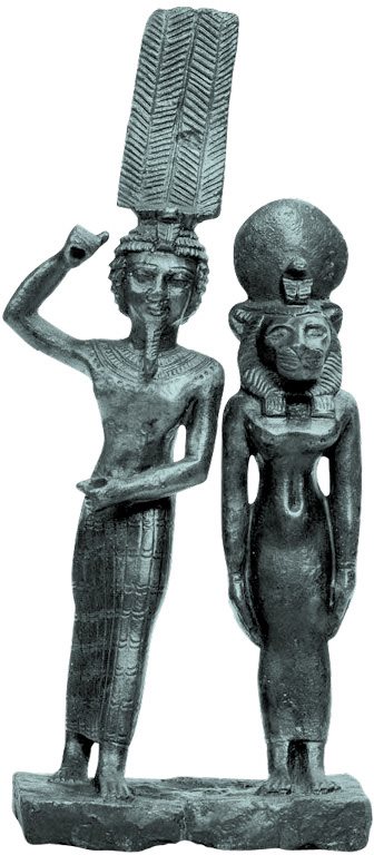 戴着双羽毛的奥努里斯（左）及其妻子狮头女神曼凯特