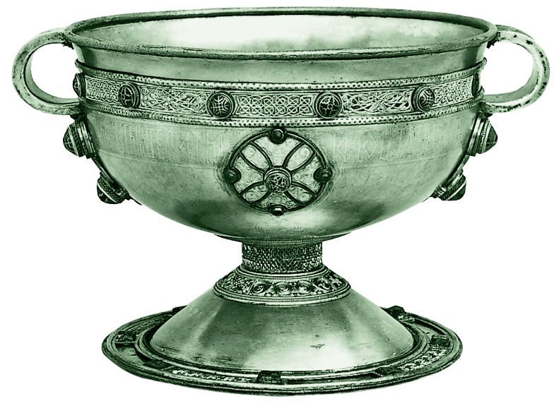 制作于约700年的阿尔达银质圣餐杯，上面刻有使徒们的名字，装饰着凯尔特风格的花纹和动物浮雕