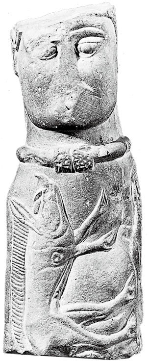 铁器时代晚期的石像，男人颈上戴着项圈，躯干与一头野猪交缠在一起