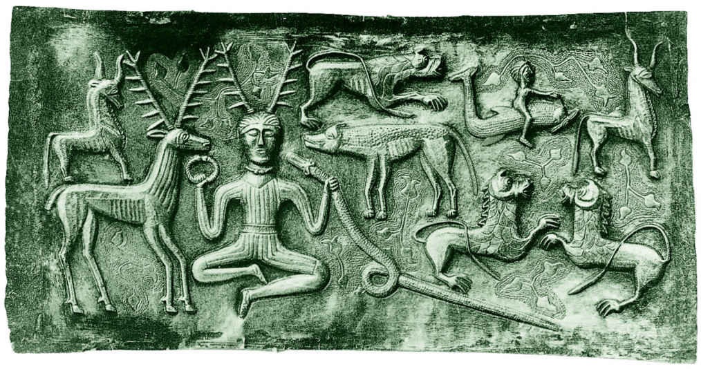 来自丹麦冈德斯特鲁普的铁器时代银锅内饰之一，描绘的是一位长着鹿角的神，手里拿着一条有角的蛇