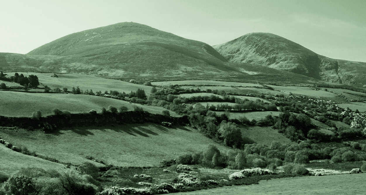 “阿努的乳头”，位于凯里郡拉什莫尔，当地人将这两座山峰称为早期爱尔兰创始女神阿努胸前的双峰