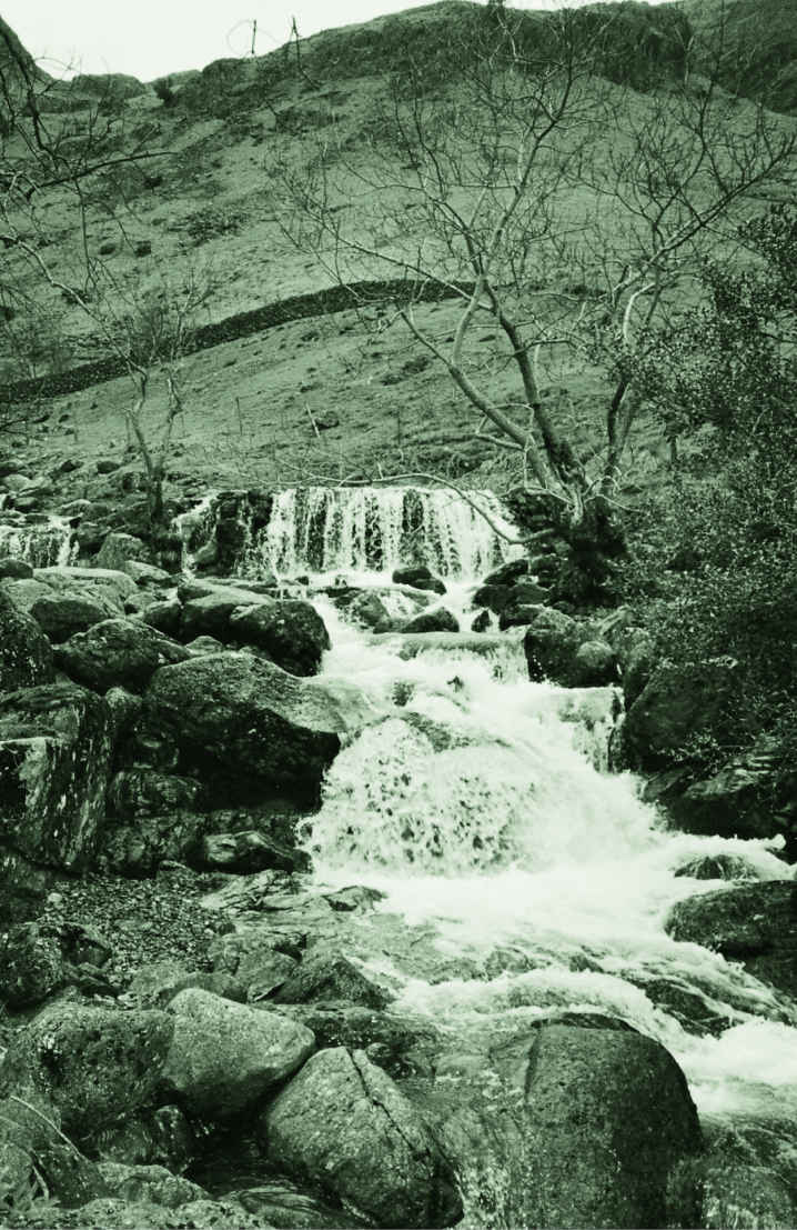 位于坎布里亚郡大朗代尔谷的瀑布，湍急的下落水流被当地人视为异世界的入口
