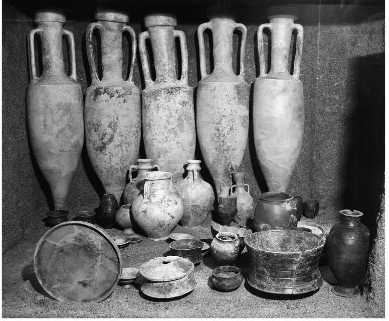 铁器时代晚期不列颠贵族墓葬中的陪葬品，包括一整套宴饮用具
