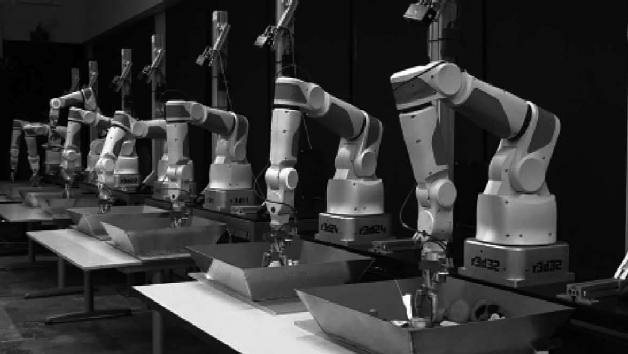 谷歌的14台互相联网的机械手同时学习抓取物体