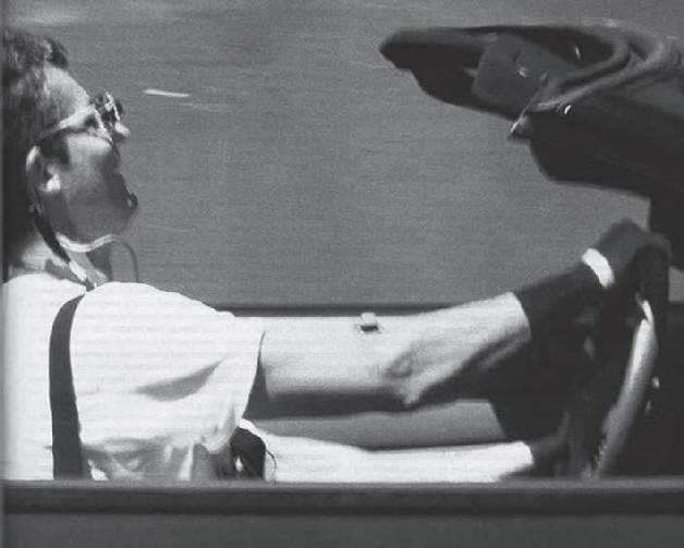 双目失明的延斯在仿生眼的帮助下得到了一定程度的视力