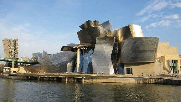 西班牙毕尔巴鄂市的古根海姆博物馆，由弗兰克·盖里设计