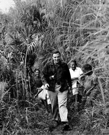 1967年，保罗·艾克曼和巴布亚新几内亚原住民