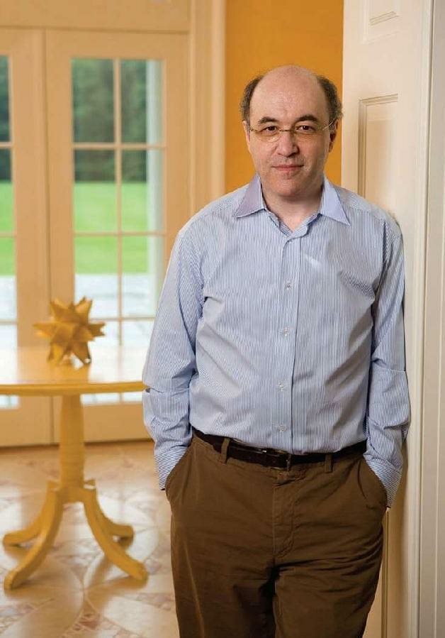 斯蒂芬·沃尔夫勒姆在他位于马萨诸塞州康科德的家中，站在由算法生成的地板上