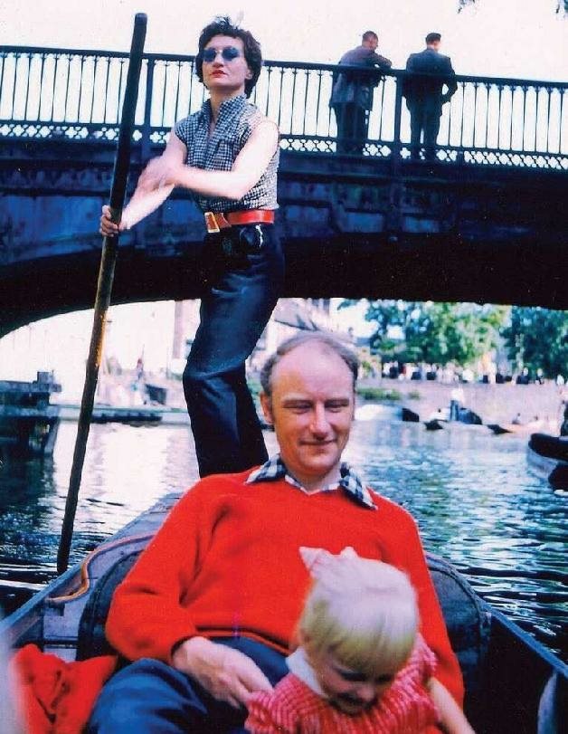 弗朗西斯·克里克和他的妻子奥迪尔、女儿杰奎琳在英国剑桥的康河上划船（拍摄于1957年前后）