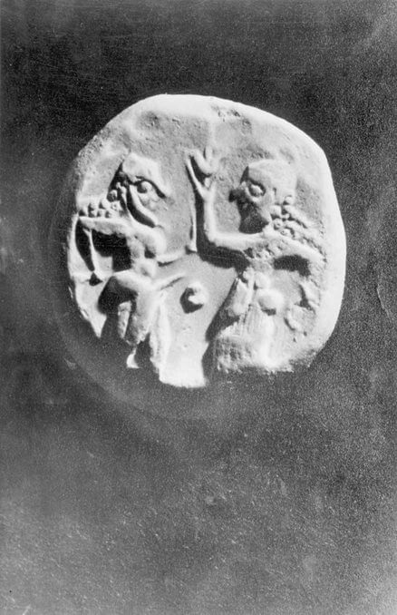 插图十四 酒神狄俄尼索斯的女祭司与一个阴茎勃起的人一同在酒神节跳舞